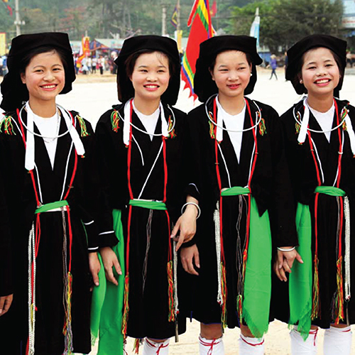 A group of women wearing black and green dresses

Description automatically generated