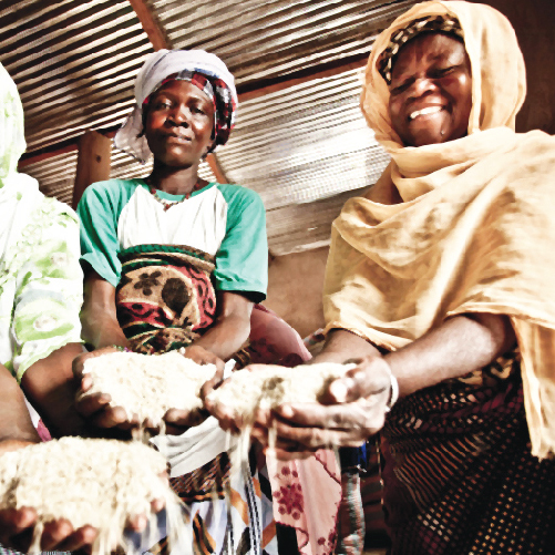 A group of women holding food

Description automatically generated