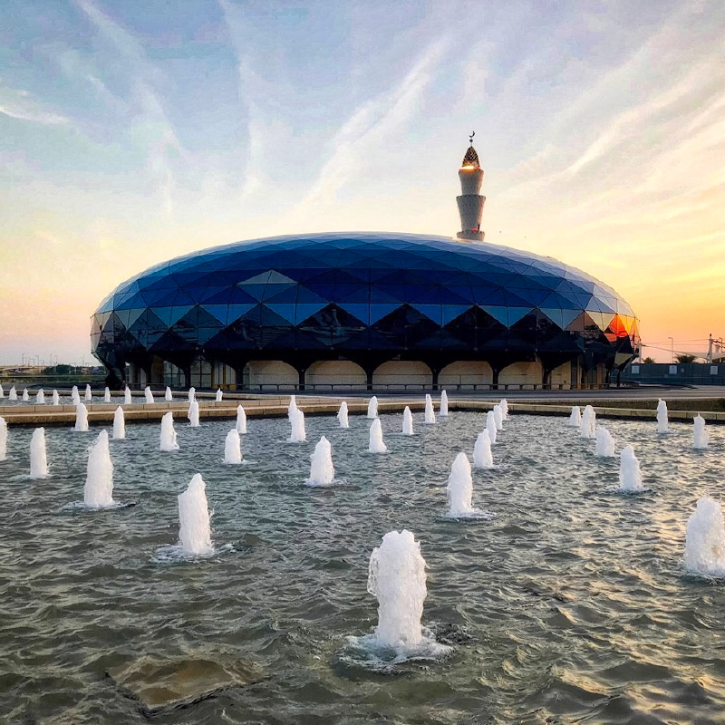 A fountain in front of a building

Description automatically generated